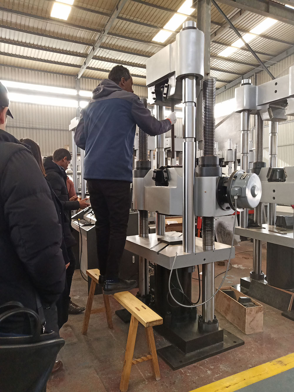 印尼客户到济南威廉希尔williamhill工厂考察订购试验机设备